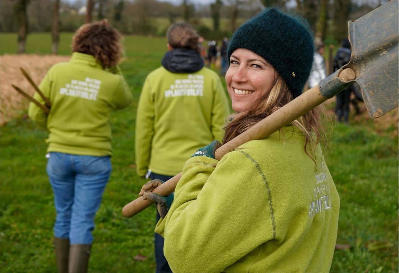 Femme avec outil de jardinage
