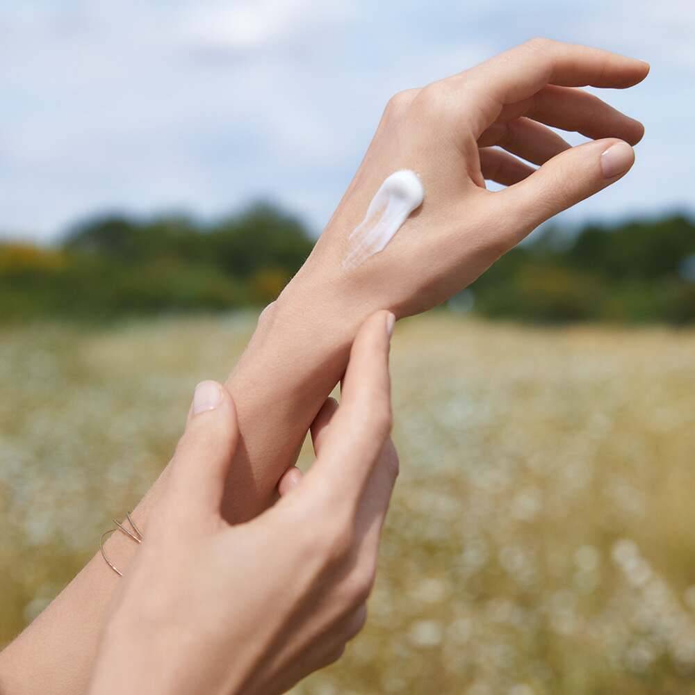 mains femmes application creme